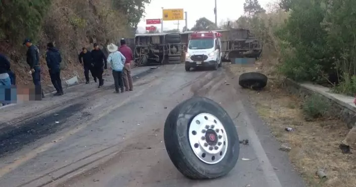 墨西哥巴士公路失控翻側 至少14人死亡