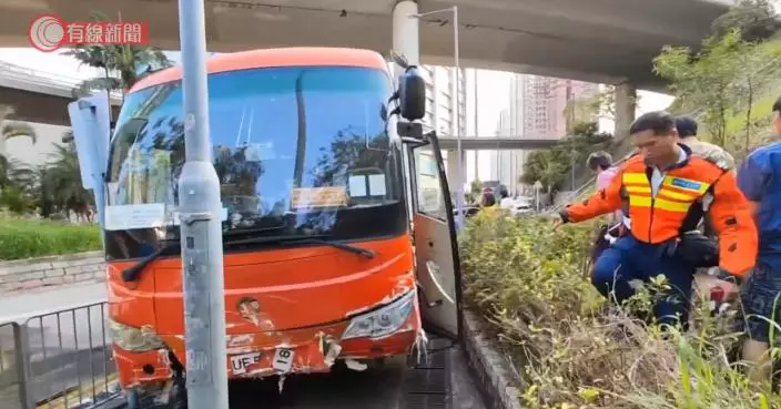 荃灣旅遊巴失控剷行人路　司機乘客需送院