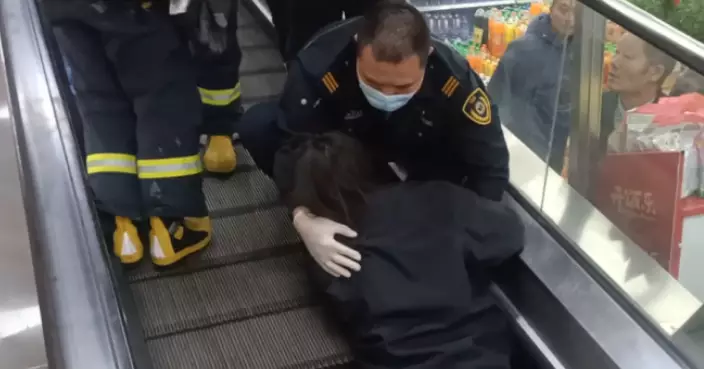 恐怖意外！內地女下半身遭扶手電梯卷入 幸獲消防緊急救出
