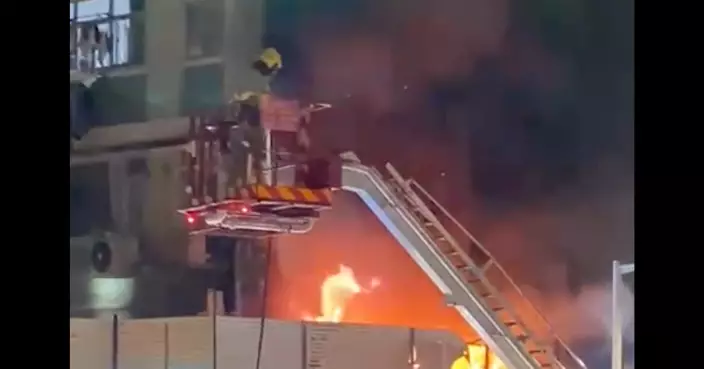 荃灣西樓角路住宅大廈平台起火 40人一度疏散