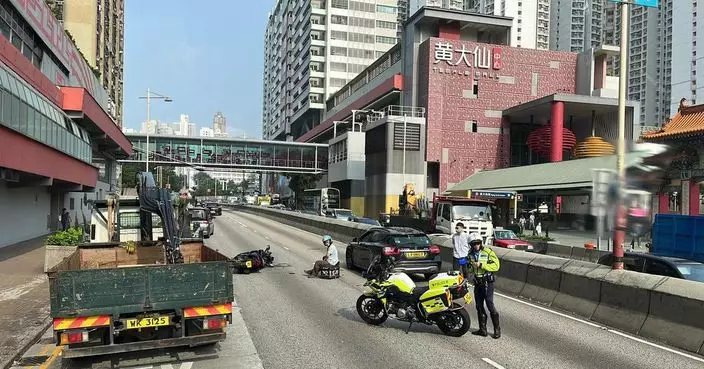 龍翔道近黃大仙中心私家車電單車相撞 電單車司機受輕傷