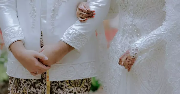 婚禮上為新娘披14萬「現金地毯」菲律賓新郎愛妻舉動引賓客轟動
