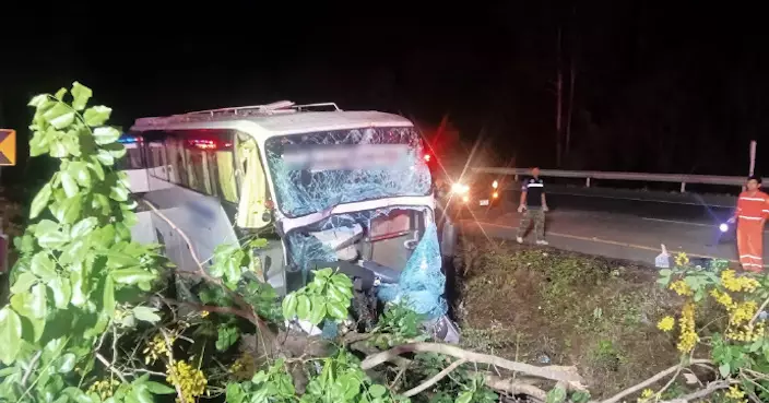 泰國載中泰遊客清邁往曼谷巴士撞樹 司機死亡33人傷