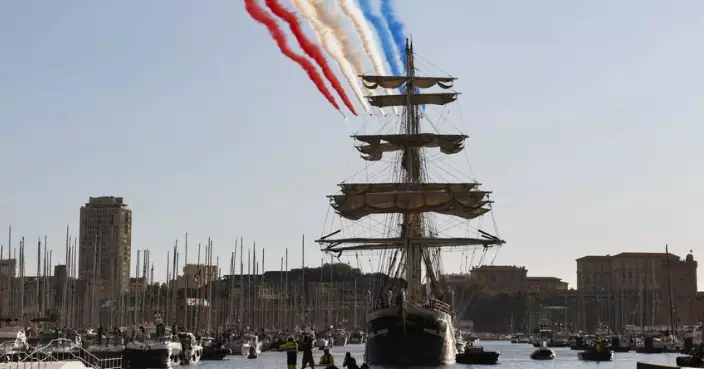 歷時12天巴黎奧運聖火登陸法國 逾15萬人塞爆馬賽港口朝聖
