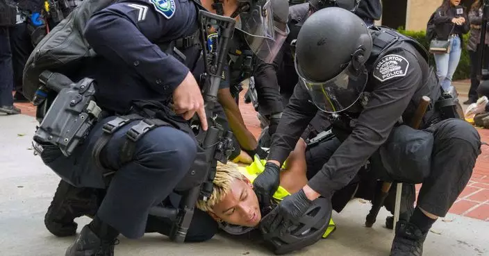 加州大學爾灣分校學生無視驅散令與警方發生衝突 幾十人被捕