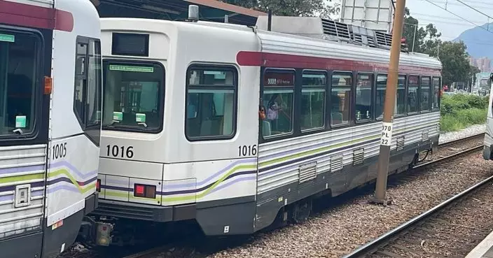 輕鐵鍾屋村站疑有外來物致列車脫軌 服務暫停港鐵安排免費接駁巴士