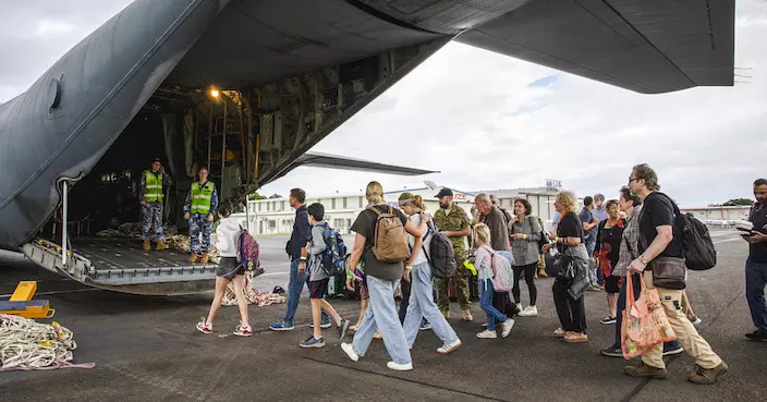 新喀里多尼亞騷亂 首批撤走法國遊客飛機起飛