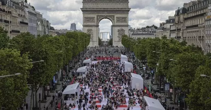 巴黎香榭麗舍大道化身美食街 逾4000位幸運兒席地野餐享免費食物