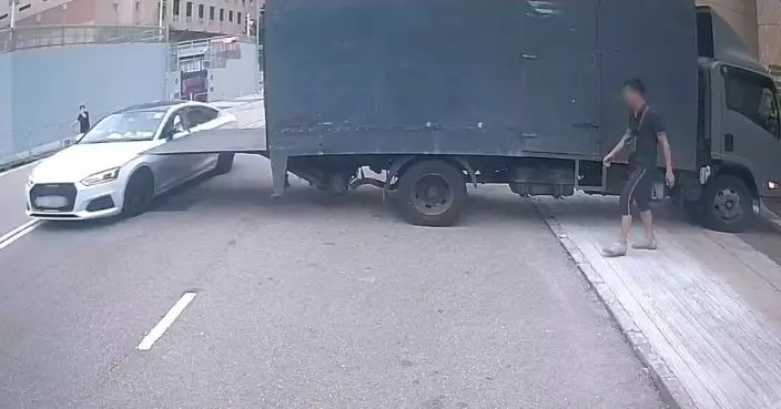 貨車路中心開尾板如刀片攔路 私家車驚險擦過側鏡飛脫 警拘45歲貨車司機