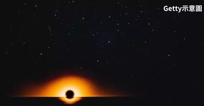 愛因斯坦預言成真？科學家發現黑洞周圍存「墜入區」 物質會加速到光速