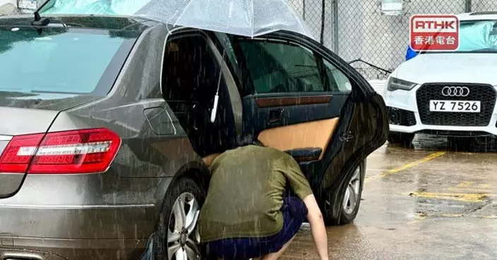 康城附近露天停車場水浸　有車輛內積存泥水