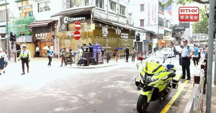五名南亞裔男子持利刀鎚仔企圖行劫珠寶店　當場被警方制服拘捕