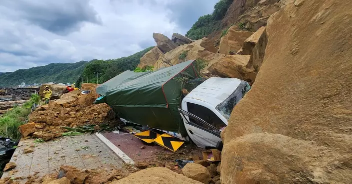 台灣基隆潮境公園路口嚴重山崩 波及9輛車  2人輕傷送院