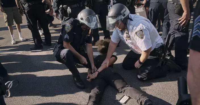 援巴示威者佔據紐約布魯克林博物館 與警方推撞有人被捕