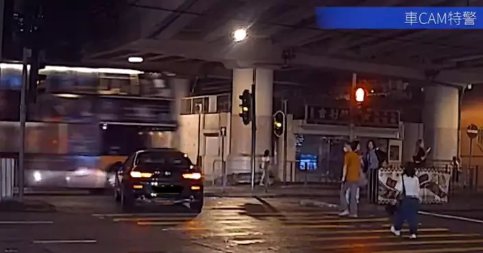 「亡命私家車」銅鑼灣衝紅燈橫越6條行車線 再鏟行人過路處 網民：終身停牌！
