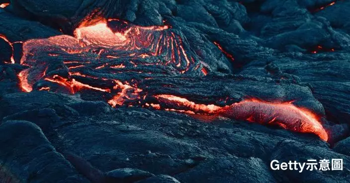 印尼火山1天噴3次 熔岩劃破漆黑夜空現「火山閃電」奇景超震撼！