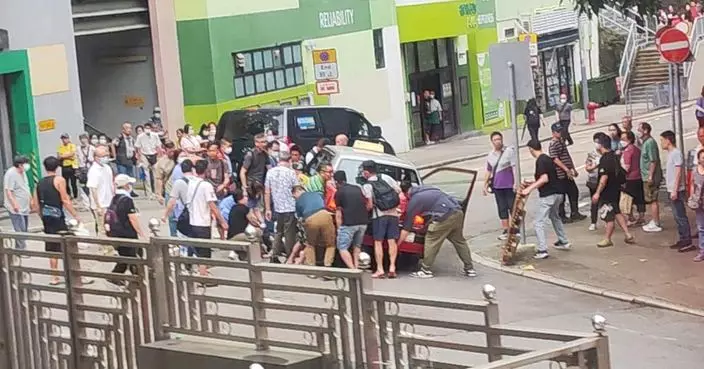 香港仔水塘道女子遭的士撞慘困車底 多名途人與消防合力抬車救人