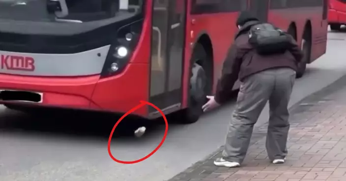 男子企荔枝角馬路邊 向駛過巴士車底拋膠樽 網民鬧爆：害死人！