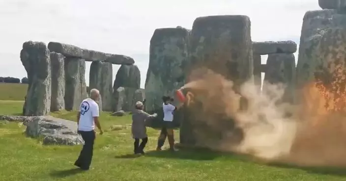 英國著名巨石陣遭環保人士塗污 兩人被捕
