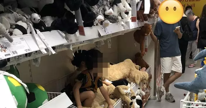 女童IKEA毛公仔貨物架當「波波池」玩爸爸懶理 網民怒斥：家長最錯！