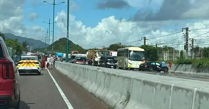 北大嶼山公路往機場方向14車相撞 現場交通擠塞