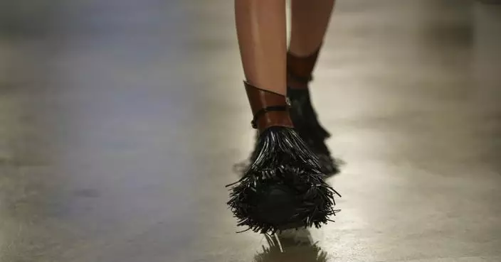 LV推春季新款女裝 模特著黑長靴似「地拖」 引熱議