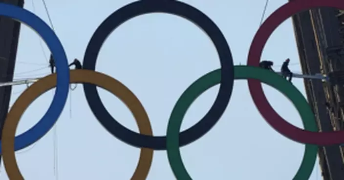 30噸「奧運五環」吊上鐵塔 艾菲爾鐵塔換新裝迎接奧運