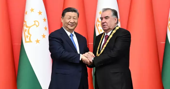 習近平首次境外頒授勛章 訪塔吉克向總統拉赫蒙授「友誼勛章」