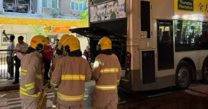 長安邨轉車站巴士著火冒煙 無人受傷