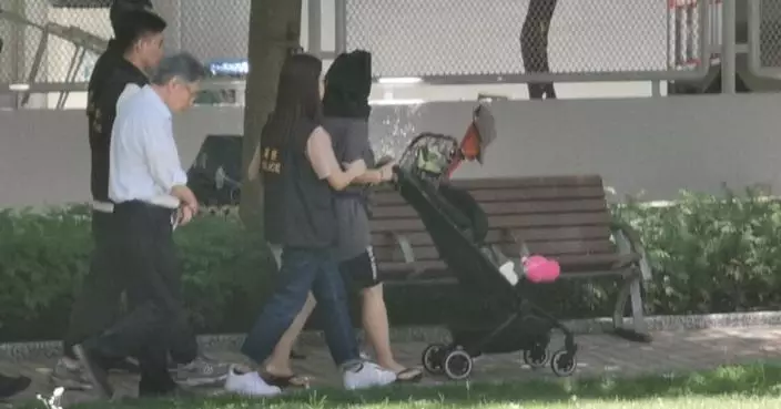 男童綁架案疑犯唐明街公園重組案情 嬰兒車行李箱模擬運走肉參