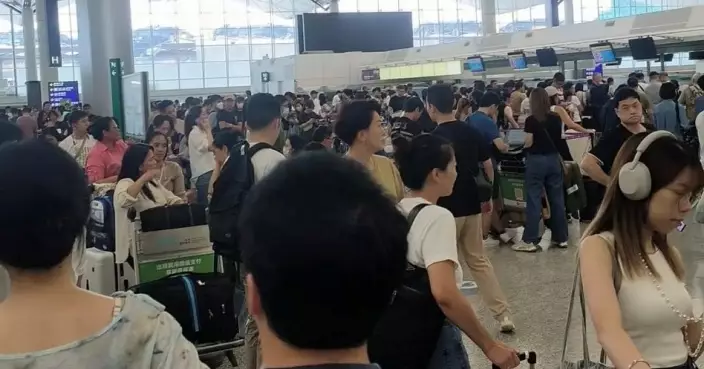 微軟大死機｜ 香港機場改用人手辦理登記手續  國泰航空：自助登機設施未能使用