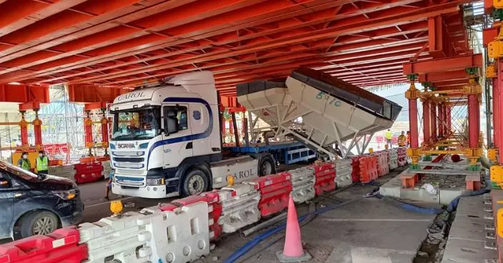 拖頭載機器過高撞橋底卡住 機場南交匯處部份行車線一度封閉