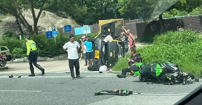 私家車大埔道與電單車相撞 鐵騎士撞飛汽車翻側5人受傷送院