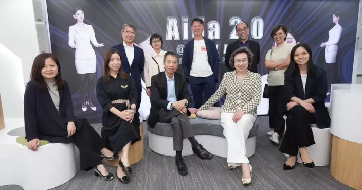 楊何蓓茵在廣播處長陪同下了解香港電台節目製作應用AI情況