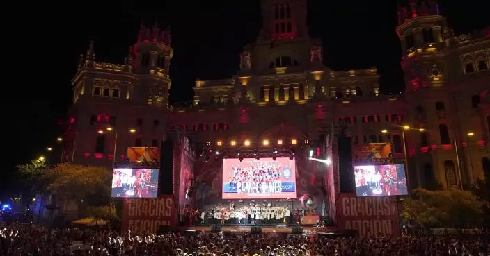 西班牙隊於馬德里勝利巡遊　國王感謝球隊努力形容是美好事情