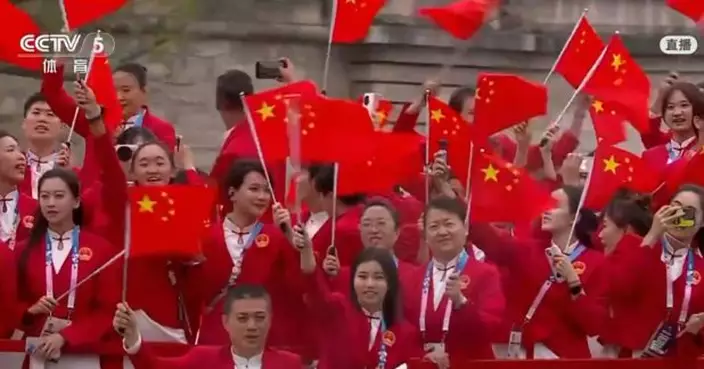 巴黎奧運直擊｜中國代表團進場　馬龍及馮雨持旗