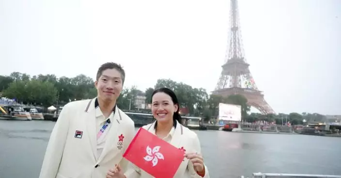 巴黎奧運直擊｜中國香港代表團出席開幕式　張家朗及何詩蓓持旗