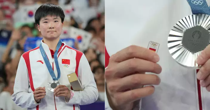 巴黎奧運｜未忘退賽對手 羽毛球何冰嬌持西班牙徽章 頒獎禮向瑪蓮致敬