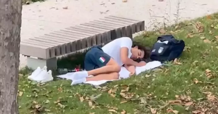 巴黎奧運｜瞓唔慣紙板床？意大利23歲泳壇新男神躺草地補覺