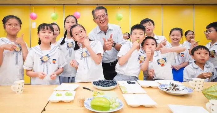 中秋節陳茂波與小學生午膳 分享月餅創作燈謎　　