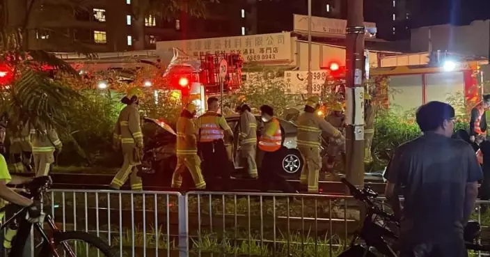 私家車午夜闖輕鐵路軌司機送院 列車服務一度受阻