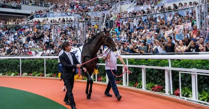 三屆馬王「金鎗六十」退役逾2萬馬迷雨中歡送 馬會：堅毅韌力充份體現香港精神