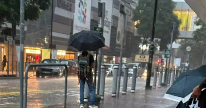 男子冒雨站頭等車被簷篷底避雨乘客批打尖 ？網民：成班自私精霸凌他