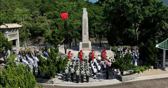 國慶75｜駐港部隊官兵與香港學生瞻仰抗日英烈紀念碑