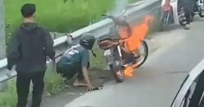 電單車公路上自燃 大馬鐵騎士拖鞋撲火無果 路過貨車司機疑只顧拍片捱轟