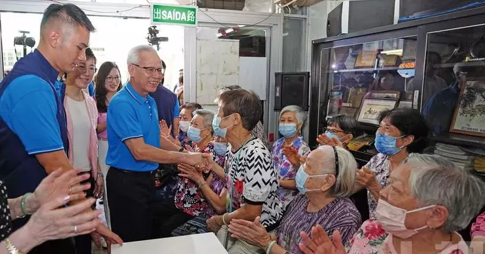 岑浩輝繼續落區了解民情 稱有信心若當選帶領團隊聯繫社會