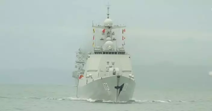 解放軍海南艦和長沙艦編隊早上抵港 消防輪到場迎接