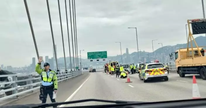 昂船洲大橋警電單車撞私家車　警員受傷送院