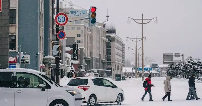 北海道小樽加派人手應對船見坂過度旅遊 提醒遊客勿於軌道拍照