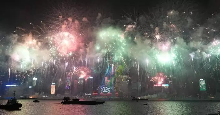 除夕煙花夜空綻放  「七彩祥雲」耀維港